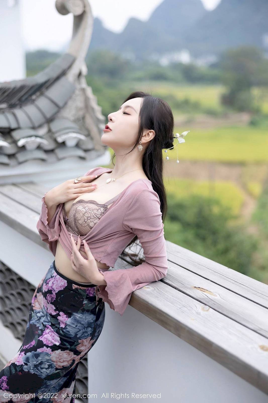 秀人网性感女神王馨瑶yanni粉灰色上衣搭配花色长裙写真-16