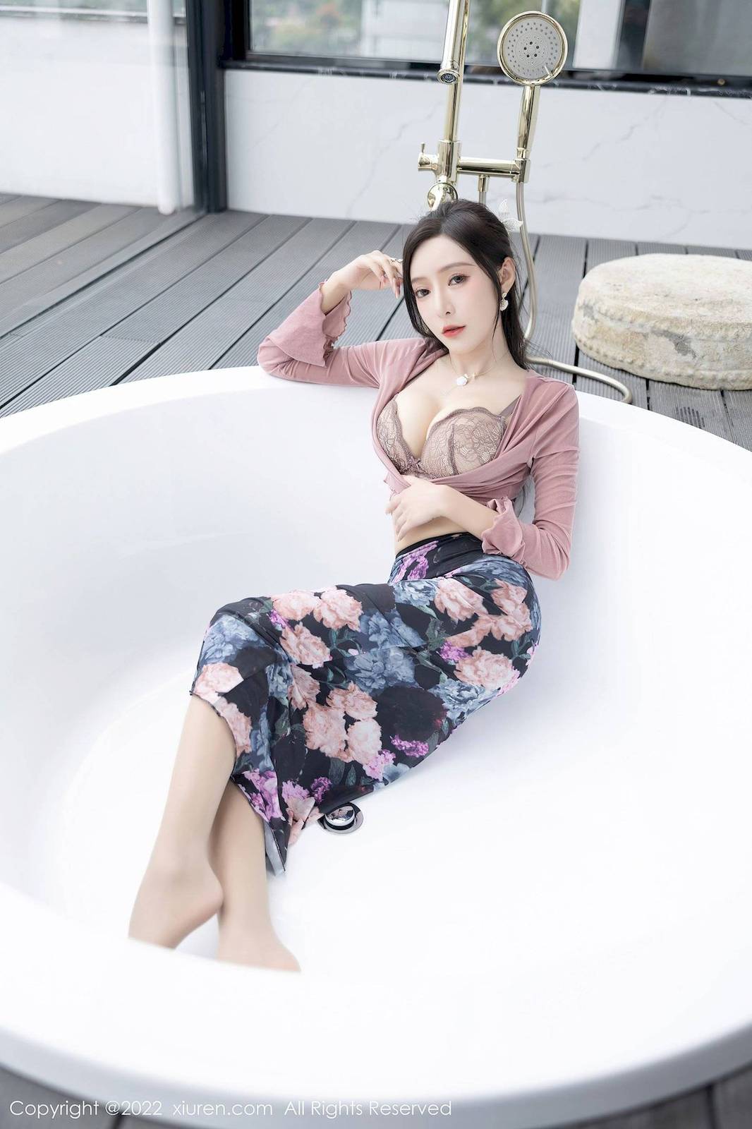 秀人网性感女神王馨瑶yanni粉灰色上衣搭配花色长裙写真-19