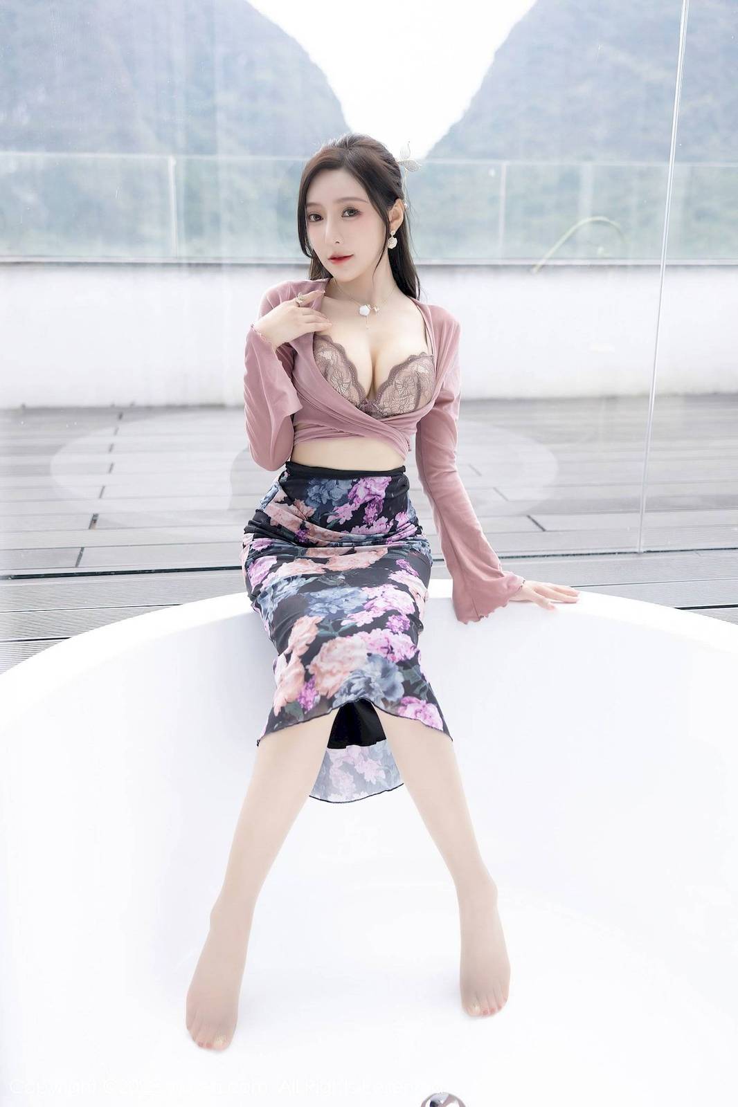 秀人网性感女神王馨瑶yanni粉灰色上衣搭配花色长裙写真-26