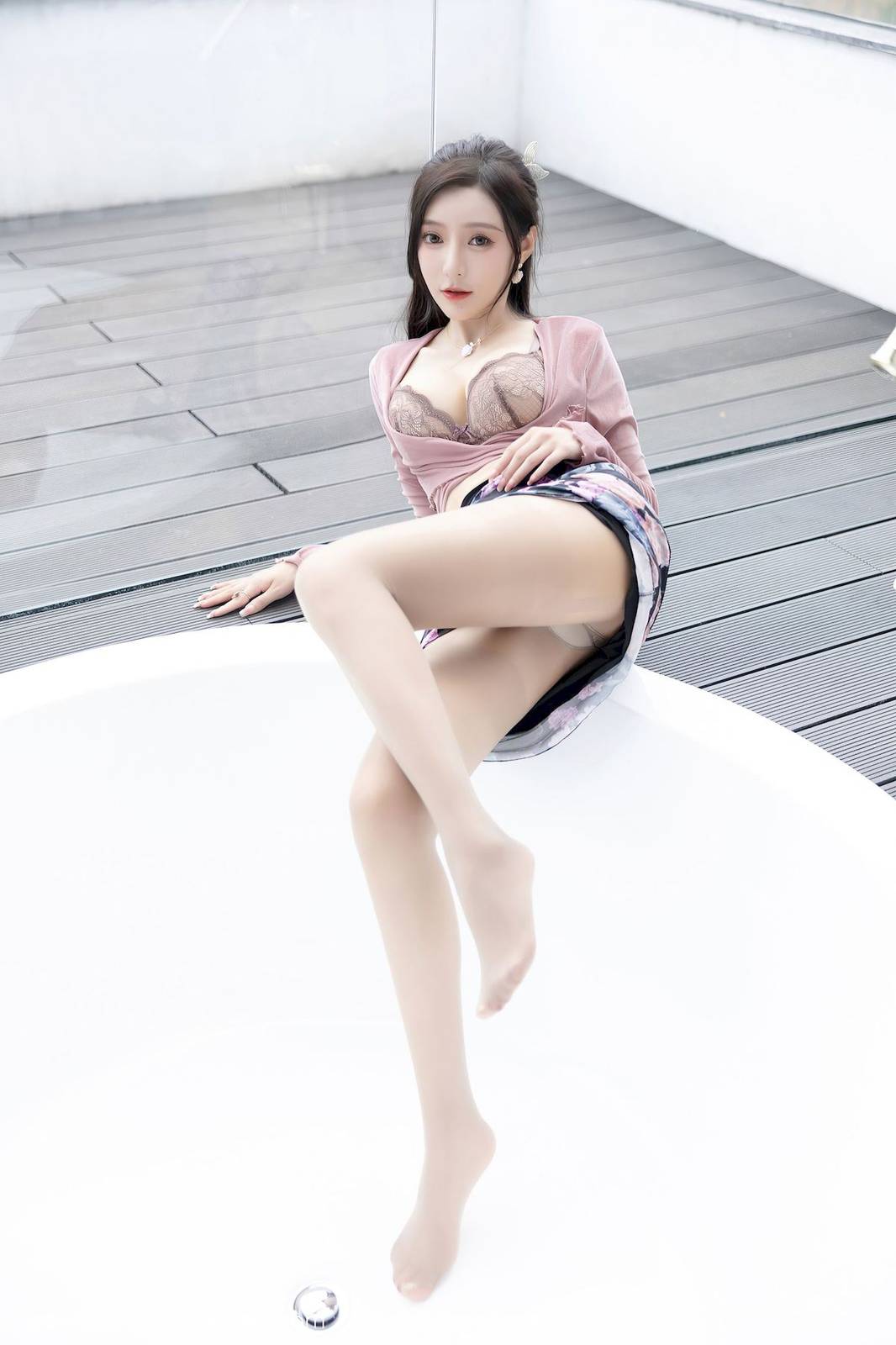 秀人网性感女神王馨瑶yanni粉灰色上衣搭配花色长裙写真-23