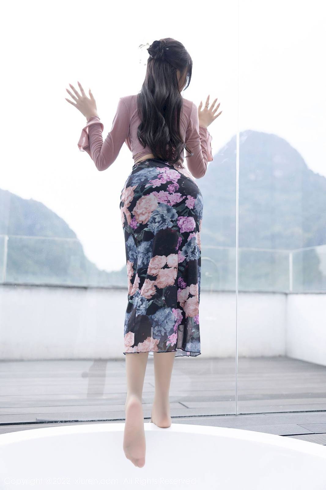 秀人网性感女神王馨瑶yanni粉灰色上衣搭配花色长裙写真-28