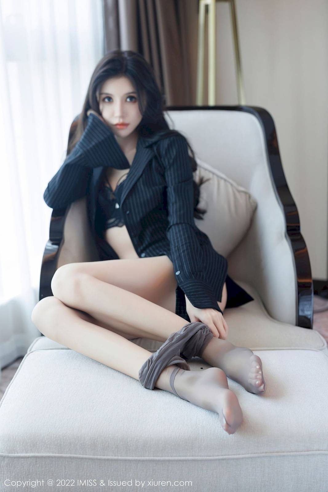 爱蜜社新人模特泥鳅鳅深色外衣搭配诱人灰丝首套写真-26