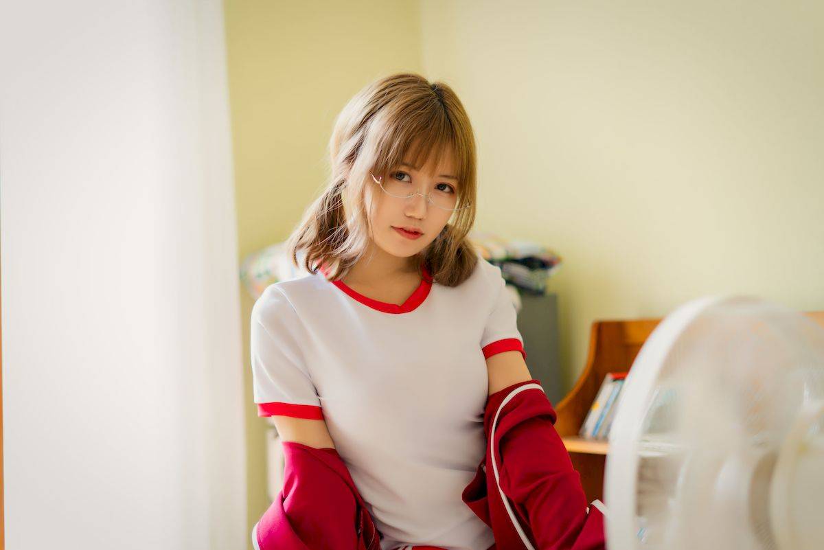 动漫博主小仓千代w - 白色丝袜红色体操服教室场景写真-13