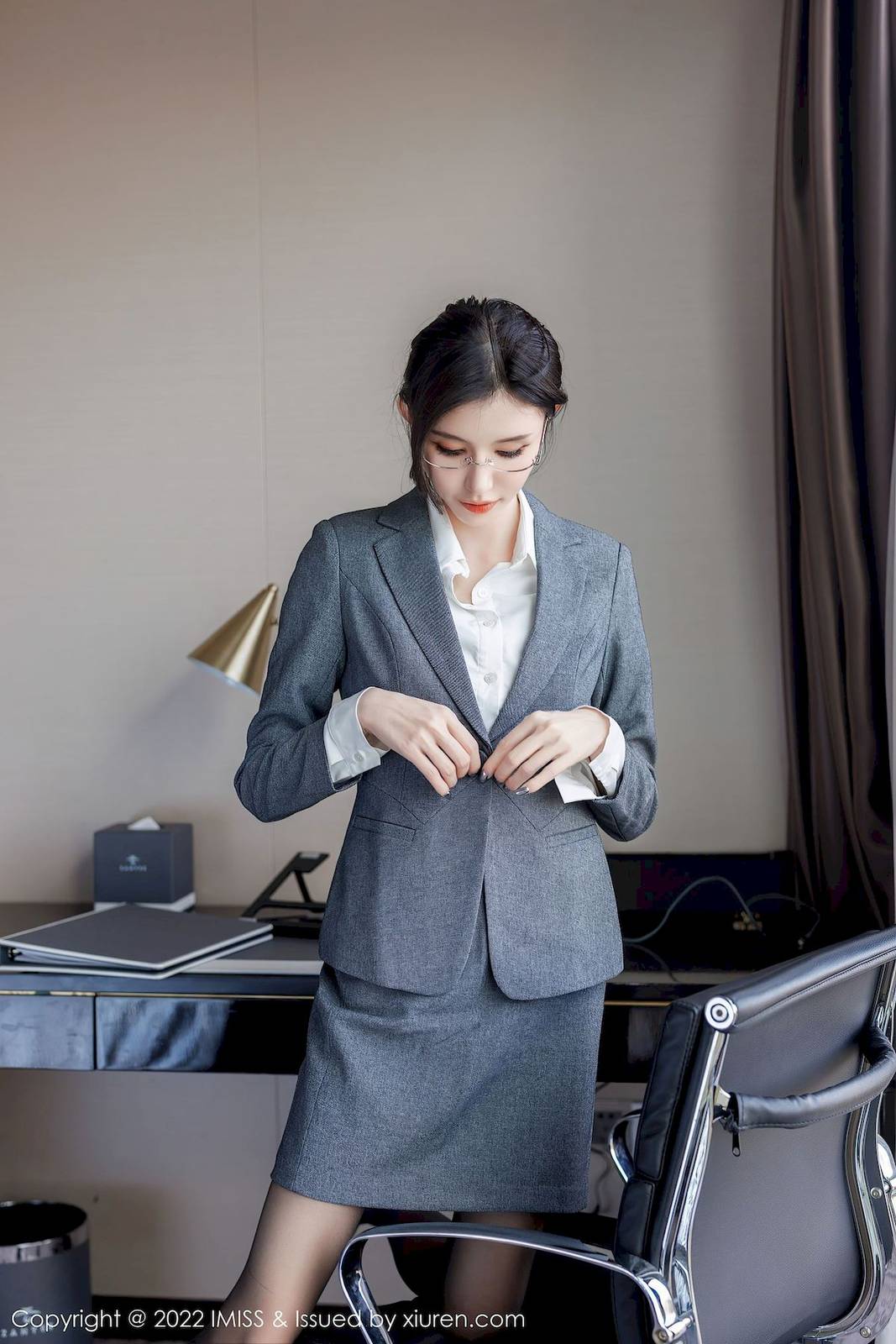 爱蜜社新人模特泥鳅鳅职场OL制服搭配诱人黑丝性感写真-20