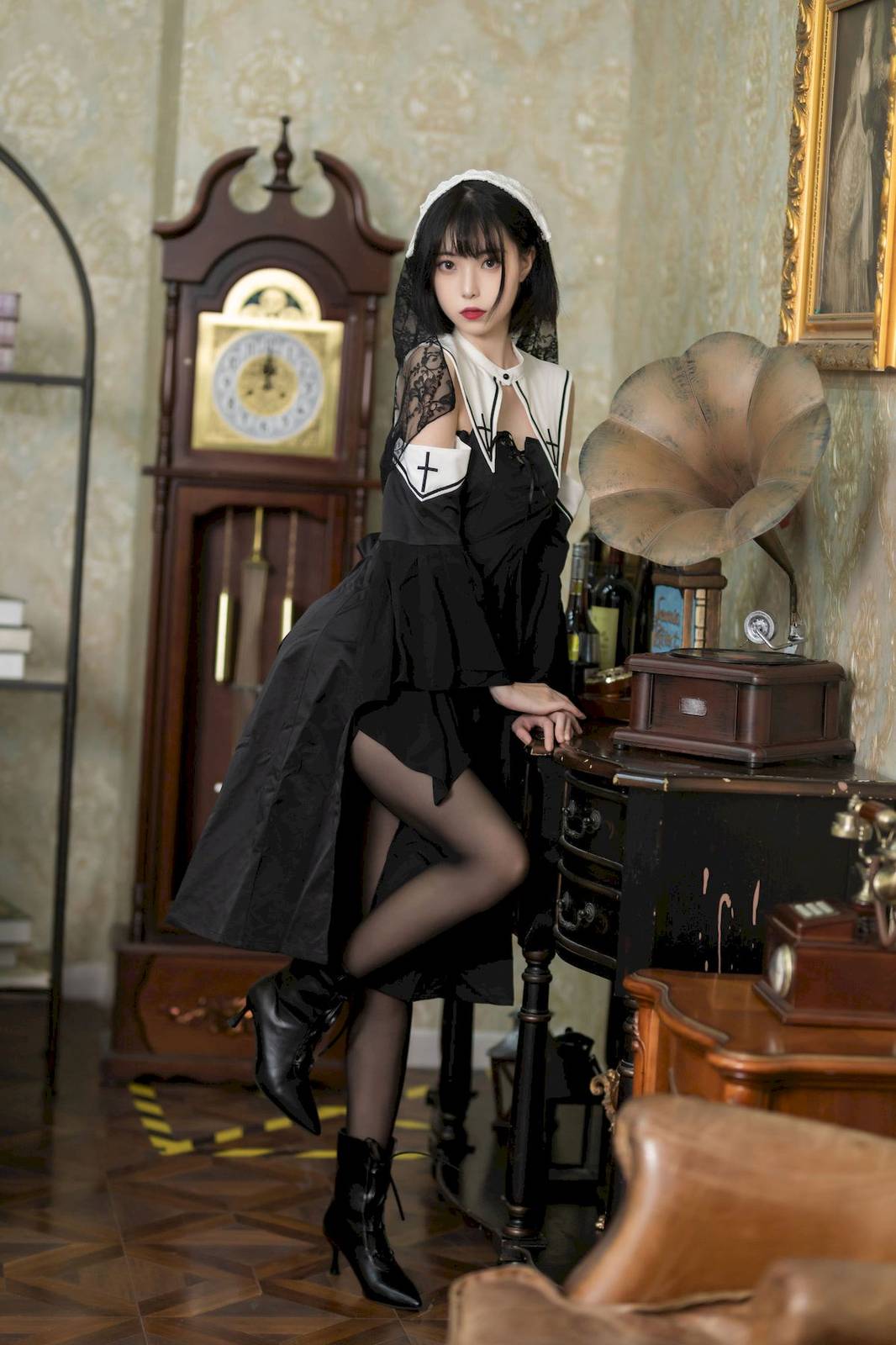 网络美女许岚LAN暗黑修女服饰搭配黑丝美腿COS福利-4