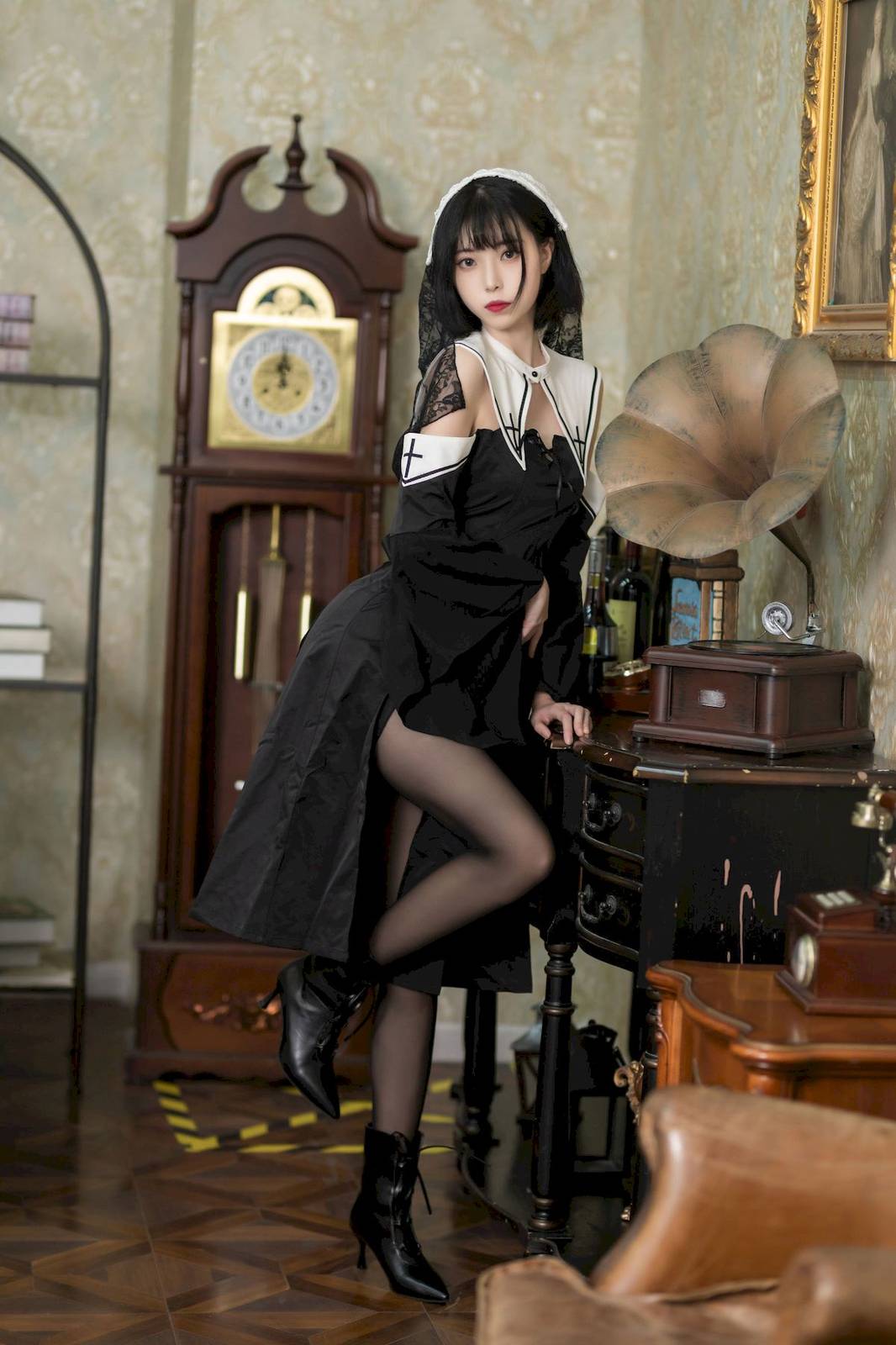 网络美女许岚LAN暗黑修女服饰搭配黑丝美腿COS福利-5