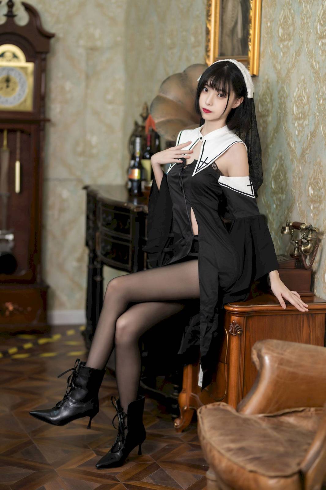 网络美女许岚LAN暗黑修女服饰搭配黑丝美腿COS福利-6