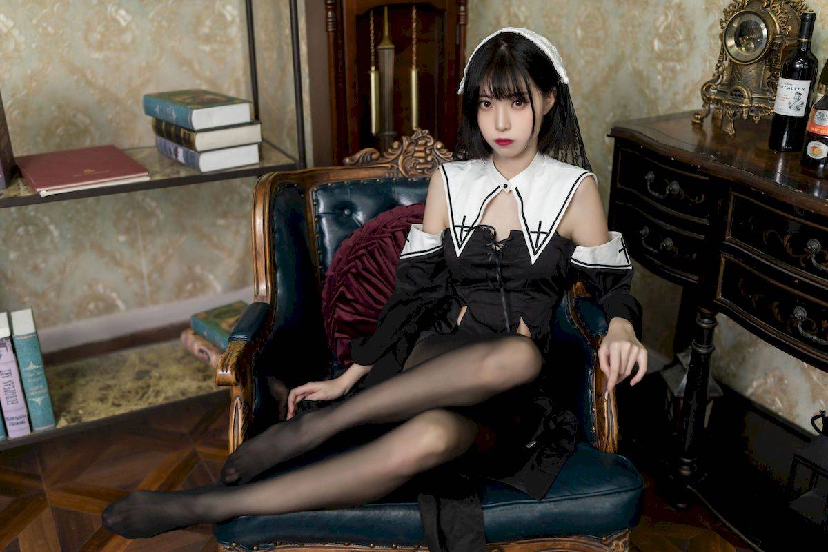 网络美女许岚LAN暗黑修女服饰搭配黑丝美腿COS福利-13