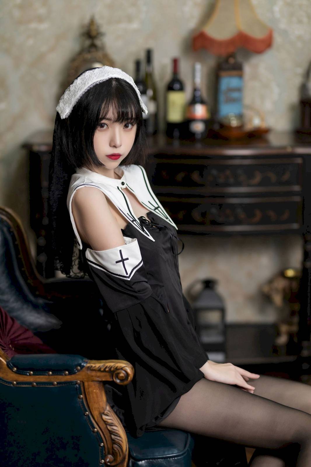 网络美女许岚LAN暗黑修女服饰搭配黑丝美腿COS福利-21