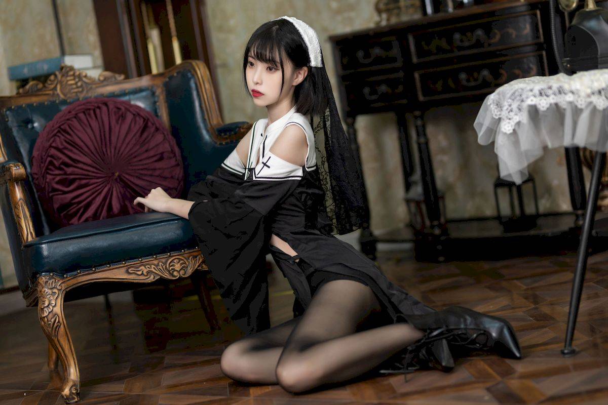 网络美女许岚LAN暗黑修女服饰搭配黑丝美腿COS福利-23