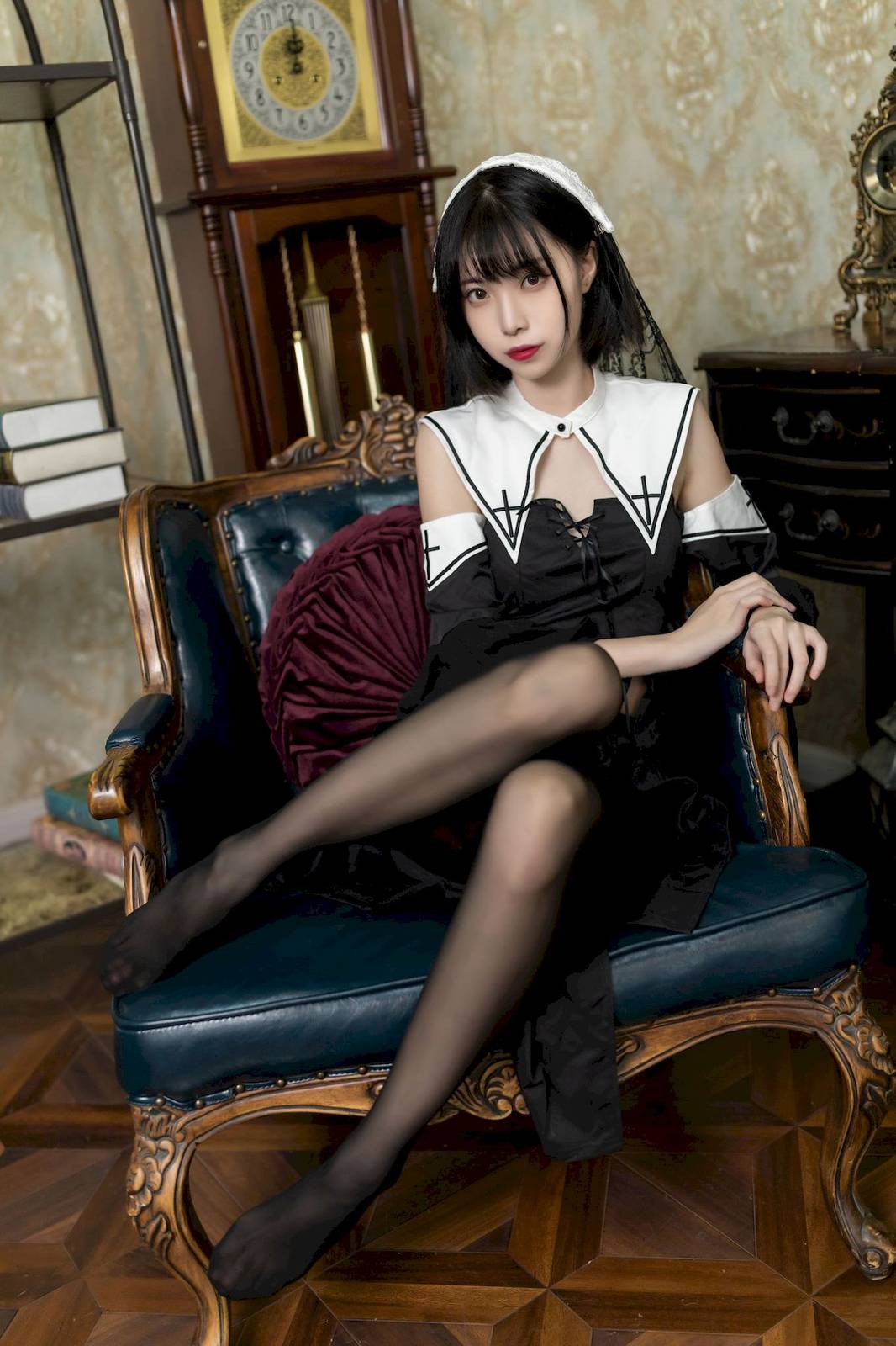 网络美女许岚LAN暗黑修女服饰搭配黑丝美腿COS福利-28