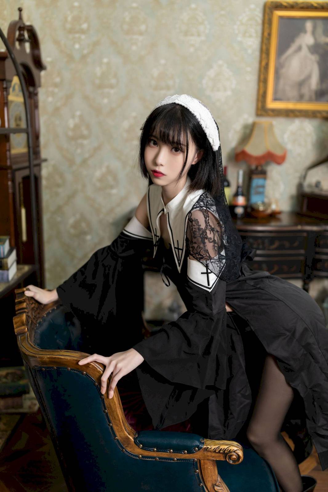 网络美女许岚LAN暗黑修女服饰搭配黑丝美腿COS福利-34