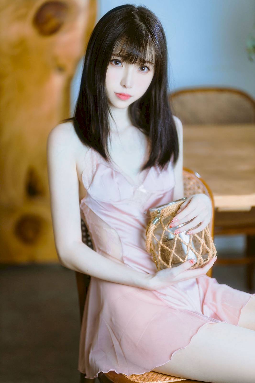 短发美女许岚LAN粉色丝质睡裙搭配原色丝袜性感写真-6