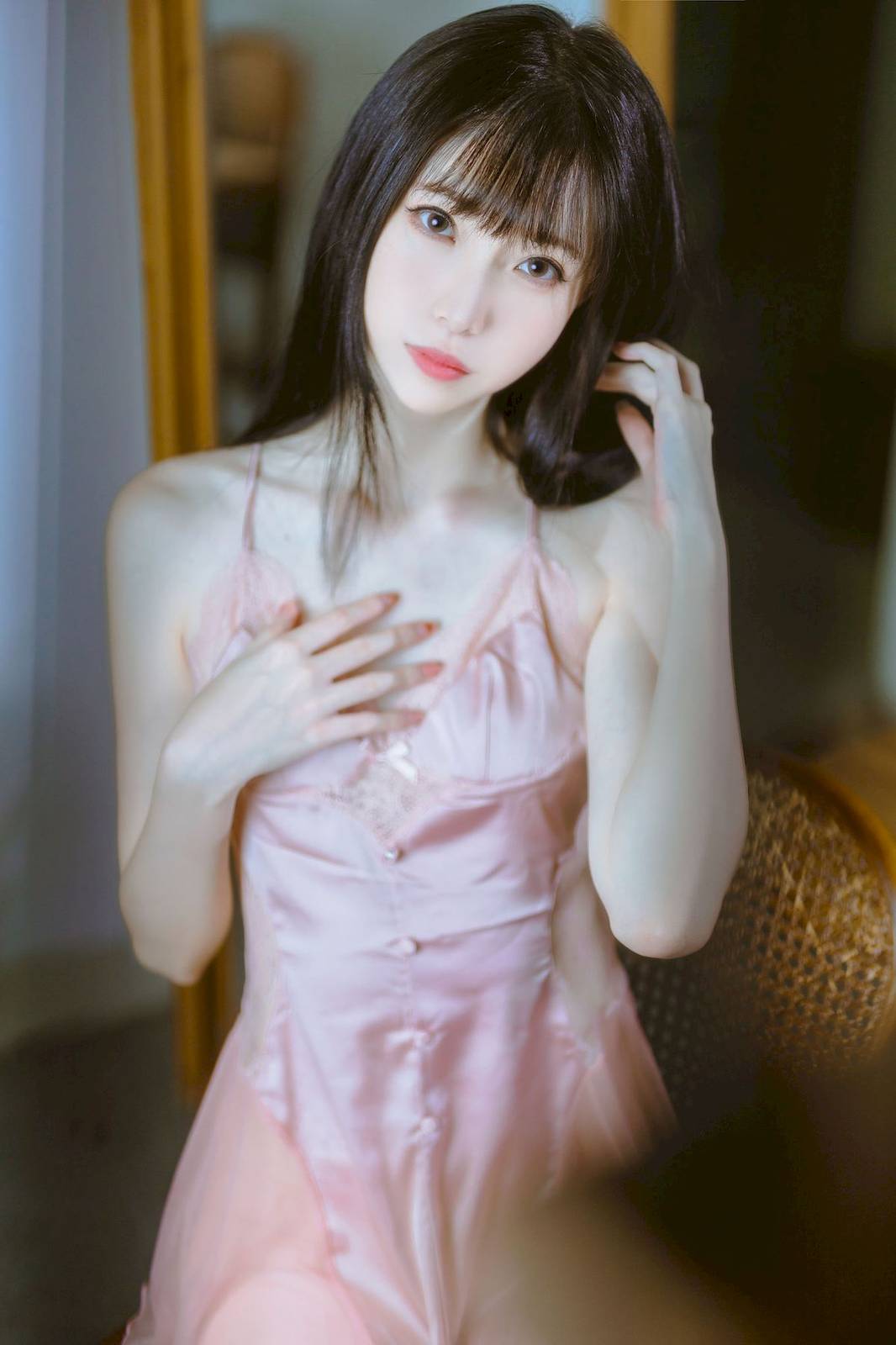 短发美女许岚LAN粉色丝质睡裙搭配原色丝袜性感写真-5