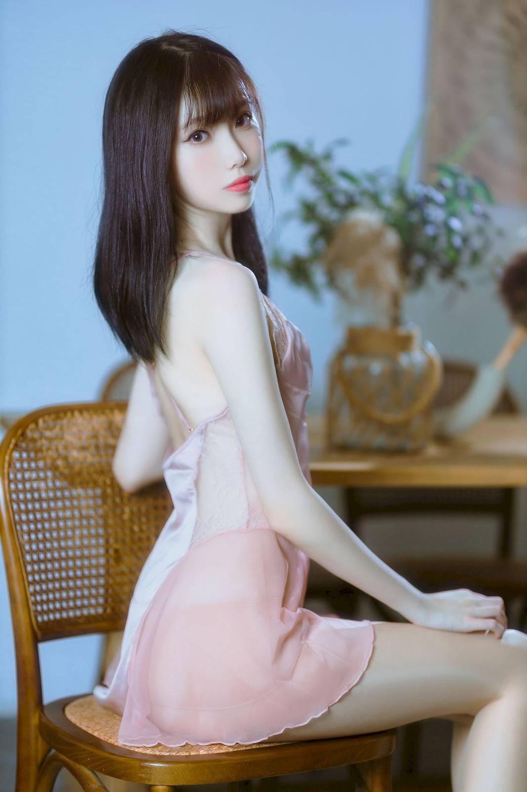 短发美女许岚LAN粉色丝质睡裙搭配原色丝袜性感写真-2