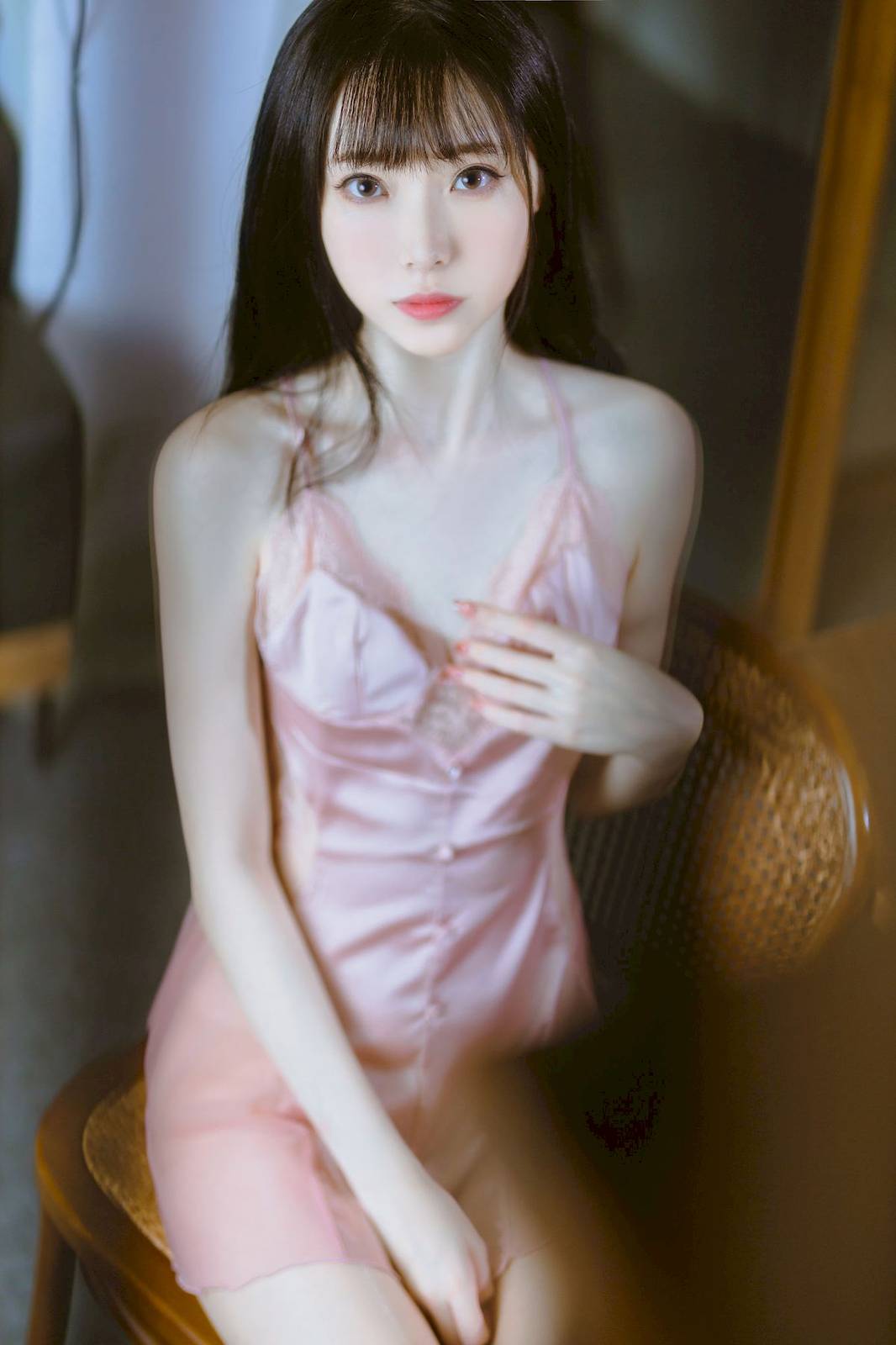 短发美女许岚LAN粉色丝质睡裙搭配原色丝袜性感写真-3