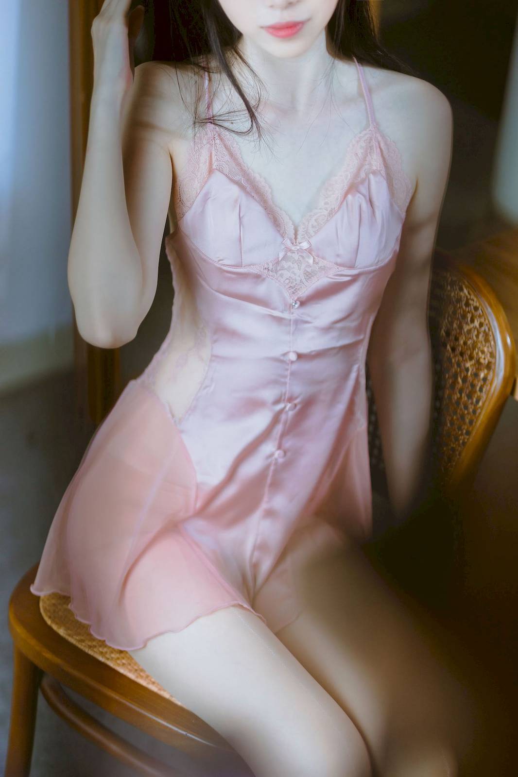 短发美女许岚LAN粉色丝质睡裙搭配原色丝袜性感写真-4
