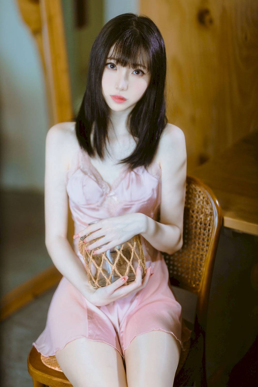 短发美女许岚LAN粉色丝质睡裙搭配原色丝袜性感写真-7