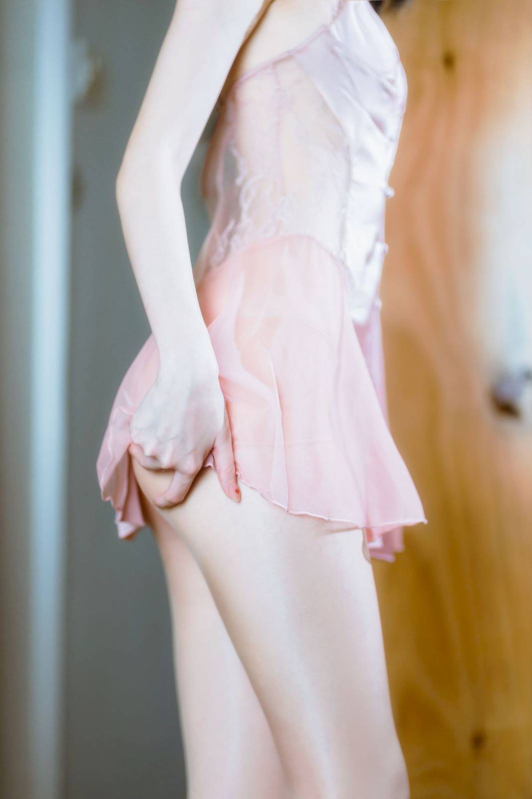 短发美女许岚LAN粉色丝质睡裙搭配原色丝袜性感写真-14