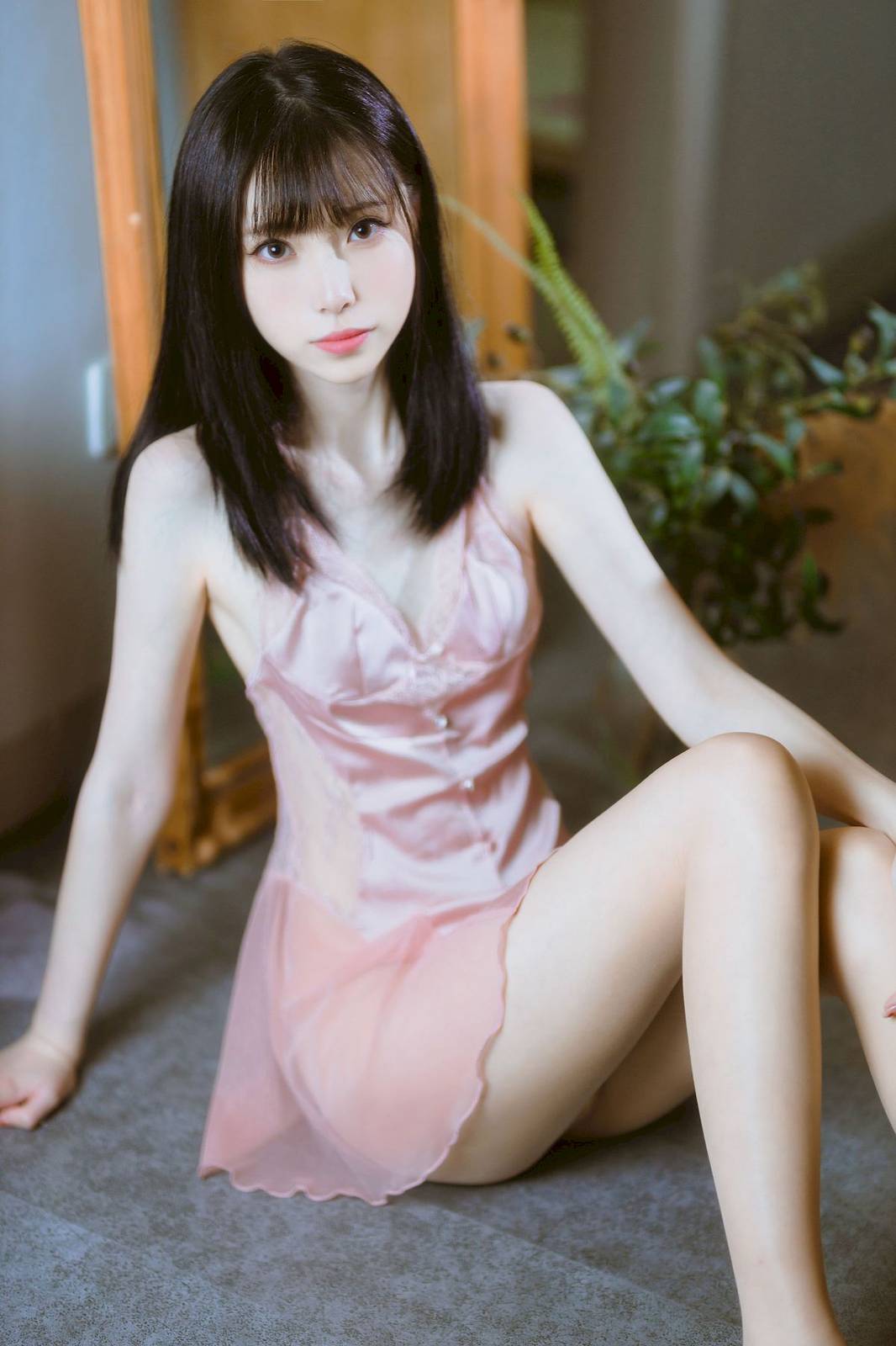 短发美女许岚LAN粉色丝质睡裙搭配原色丝袜性感写真-20