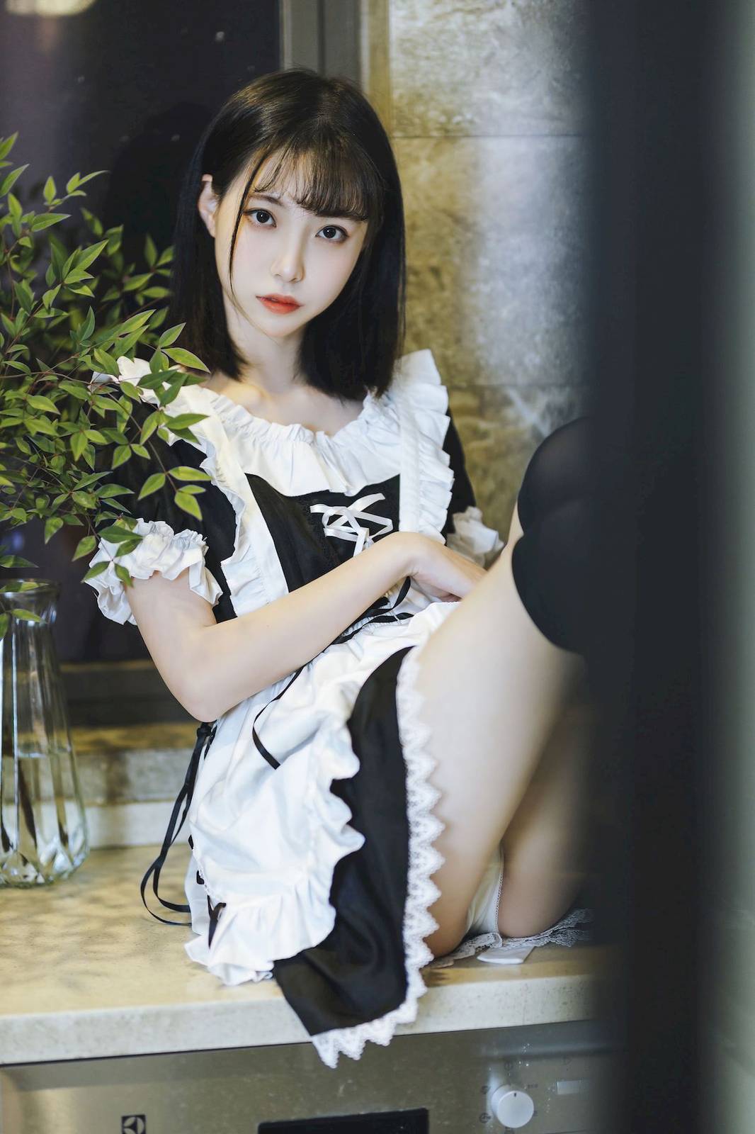 网络美女许岚LAN黑白女仆装搭配黑色长筒袜福利写真-14