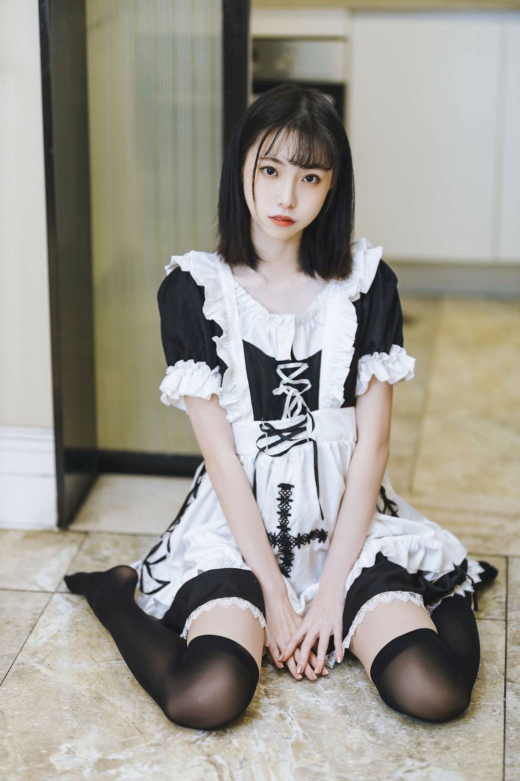 网络美女许岚LAN黑白女仆装搭配黑色长筒袜福利写真-20