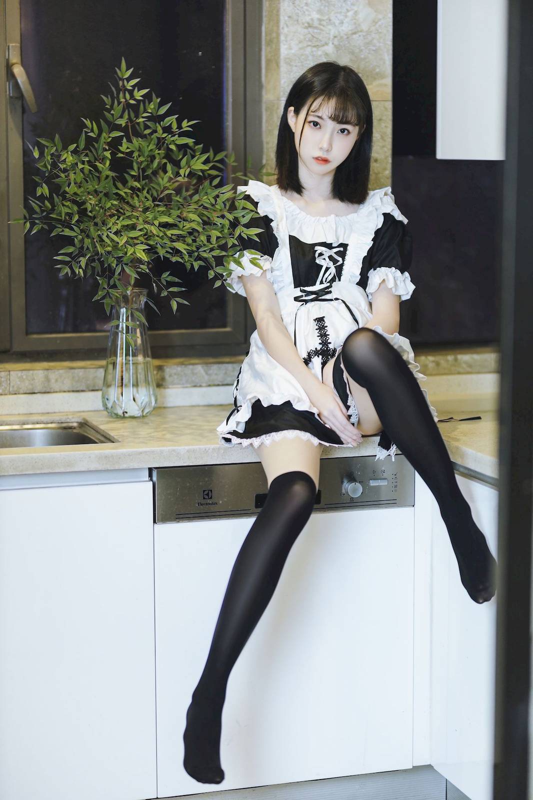 网络美女许岚LAN黑白女仆装搭配黑色长筒袜福利写真-22