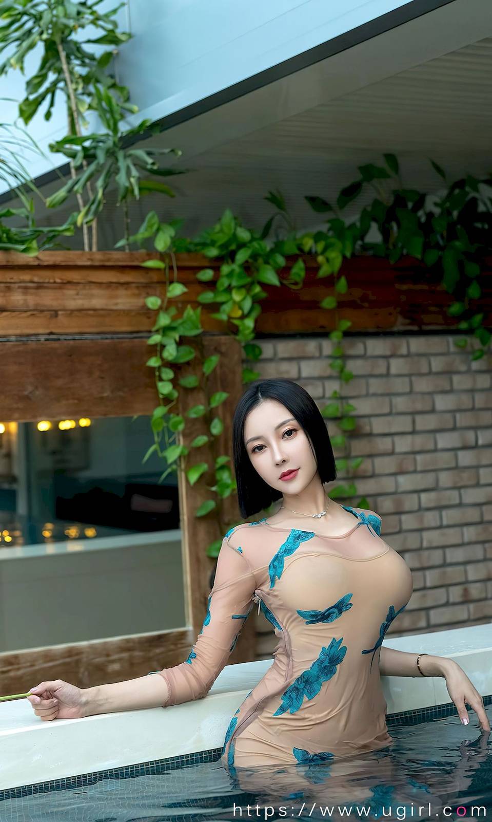爱尤物Ugirls模特果儿Victoria吊带长裙爱情乐章主题性感写真-18