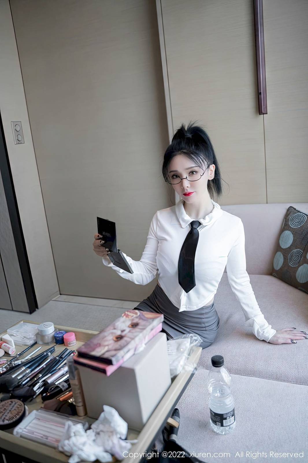 秀人网美女模特潘娇娇白色上衣搭配灰色短裙OL性感写真-8