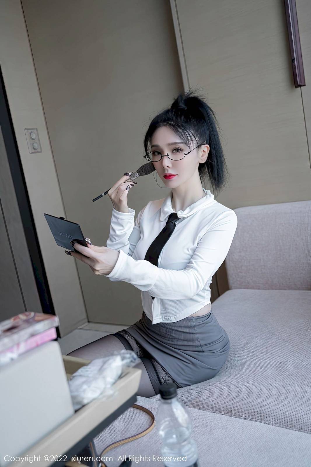 秀人网美女模特潘娇娇白色上衣搭配灰色短裙OL性感写真-10