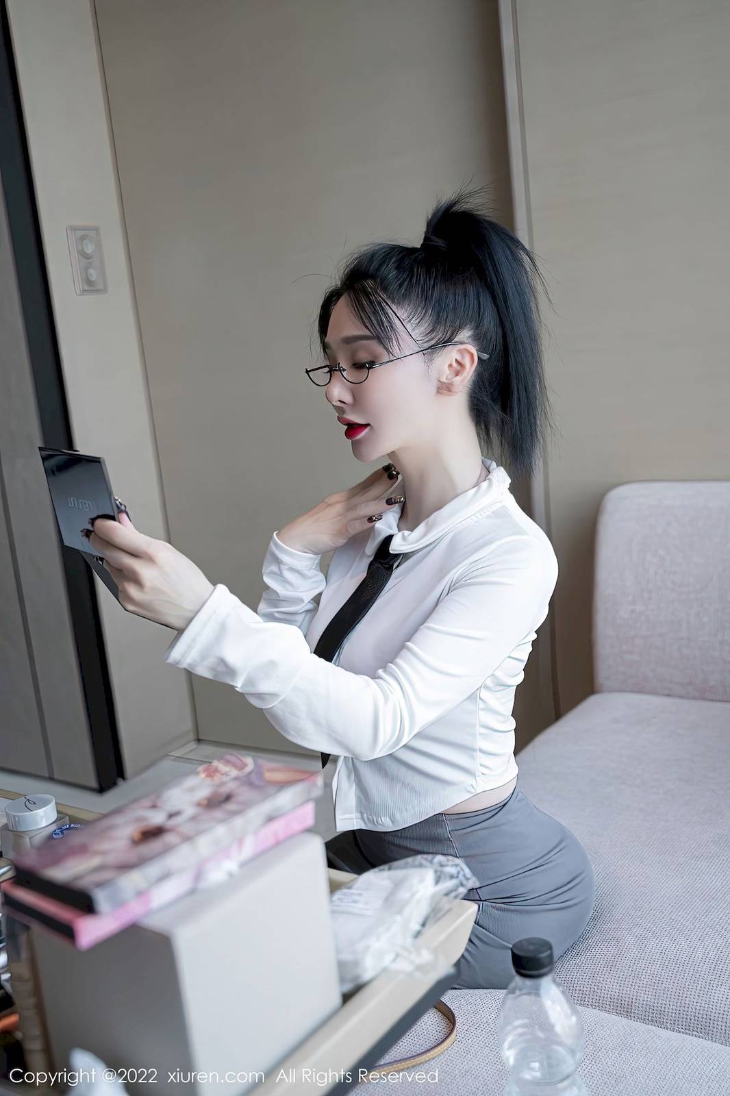 秀人网美女模特潘娇娇白色上衣搭配灰色短裙OL性感写真-7