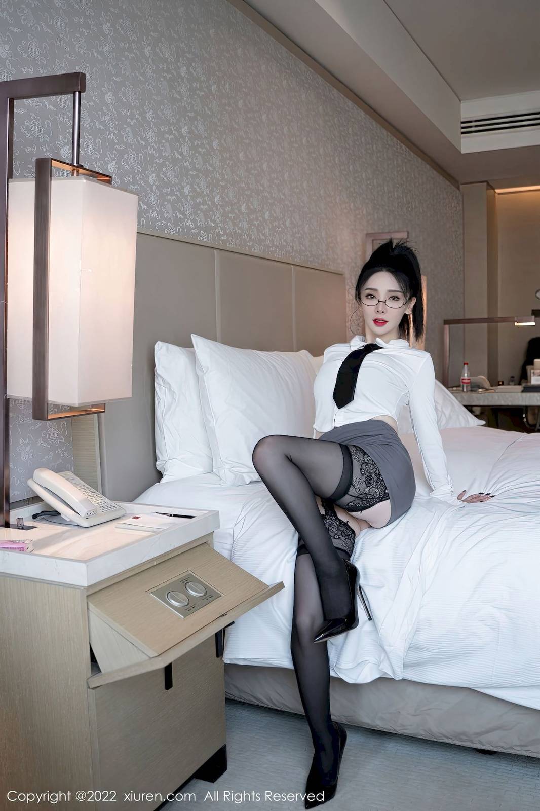 秀人网美女模特潘娇娇白色上衣搭配灰色短裙OL性感写真-24