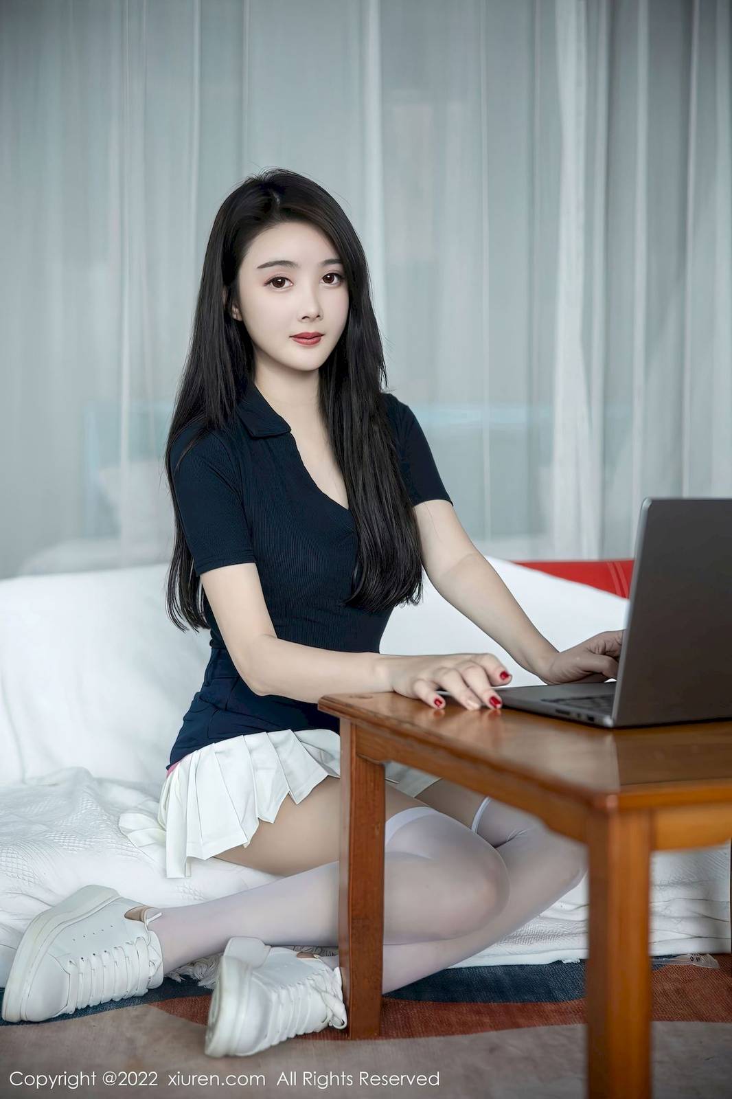 秀人网美女模特summer宝宝深色上衣搭配白色短裙性感写真-4