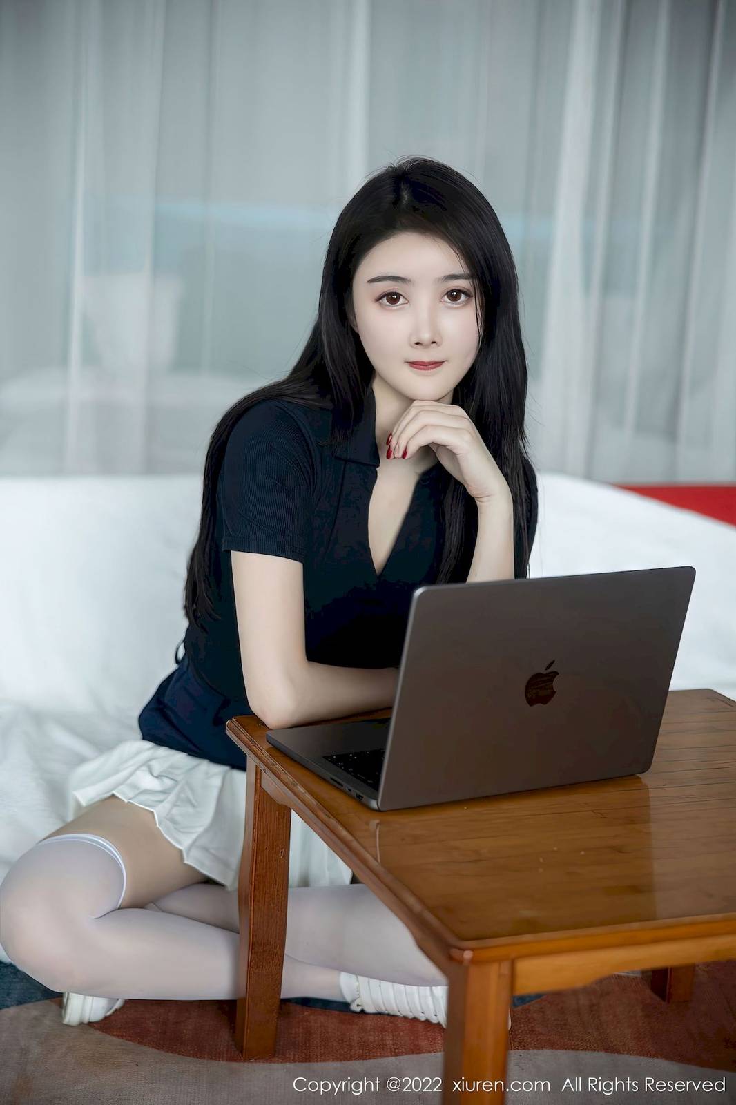 秀人网美女模特summer宝宝深色上衣搭配白色短裙性感写真-2