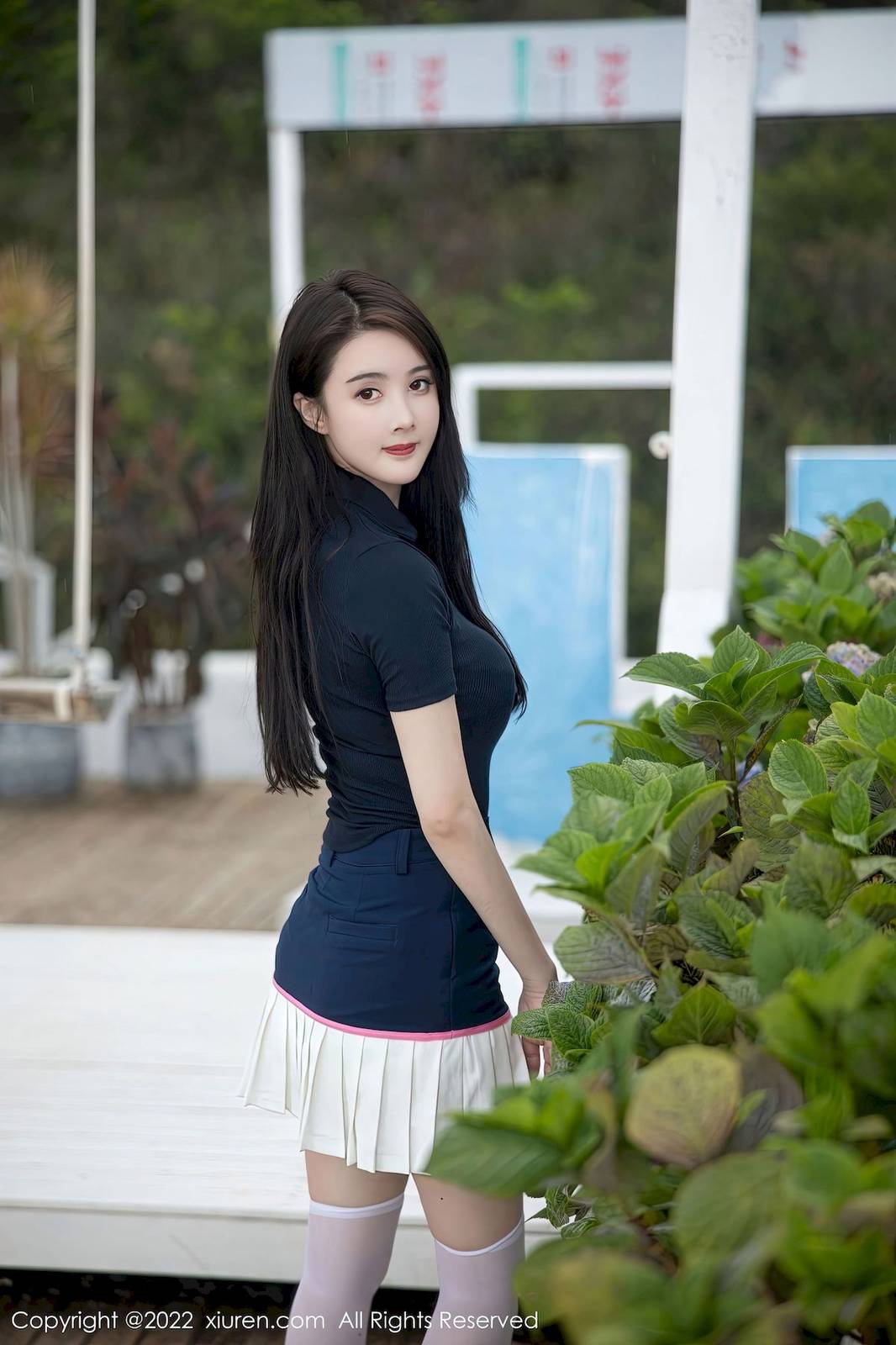 秀人网美女模特summer宝宝深色上衣搭配白色短裙性感写真-13