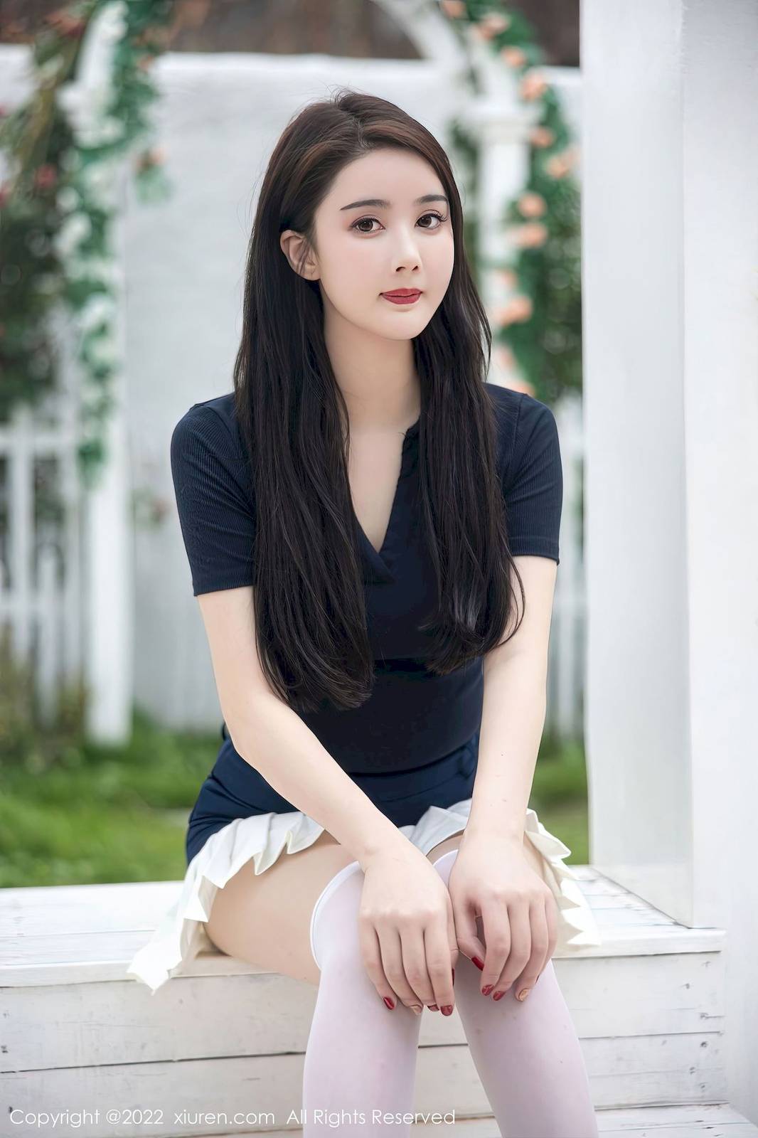 秀人网美女模特summer宝宝深色上衣搭配白色短裙性感写真-17