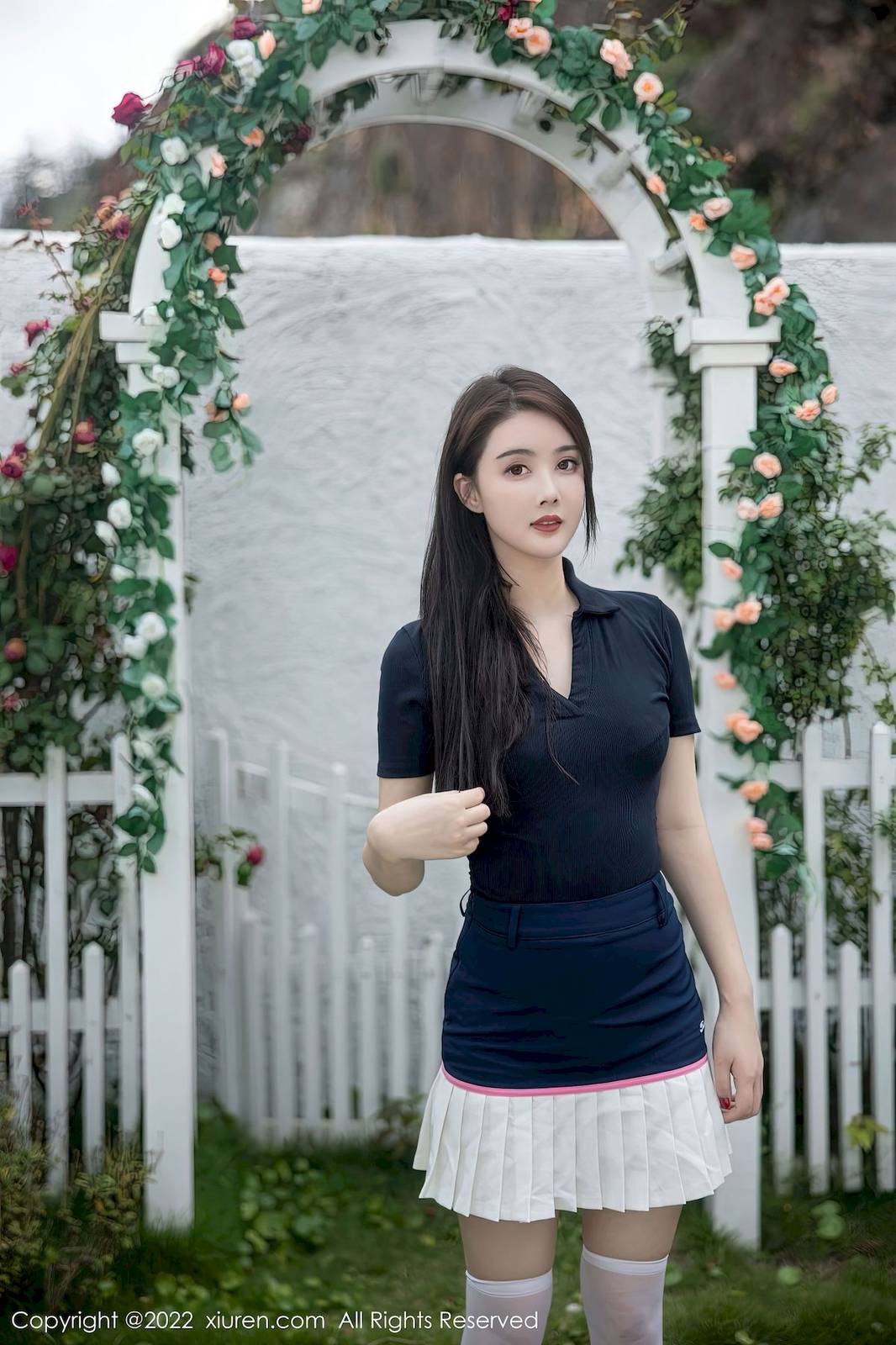 秀人网美女模特summer宝宝深色上衣搭配白色短裙性感写真-16