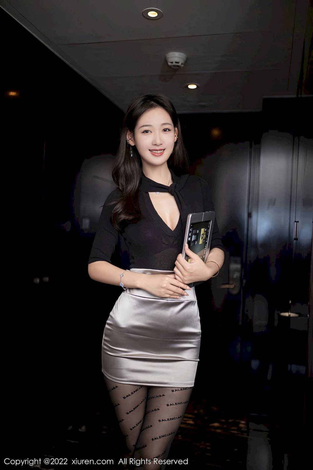 秀人网性感女神唐安琪收身上衣银色短裙OL装扮北京旅拍