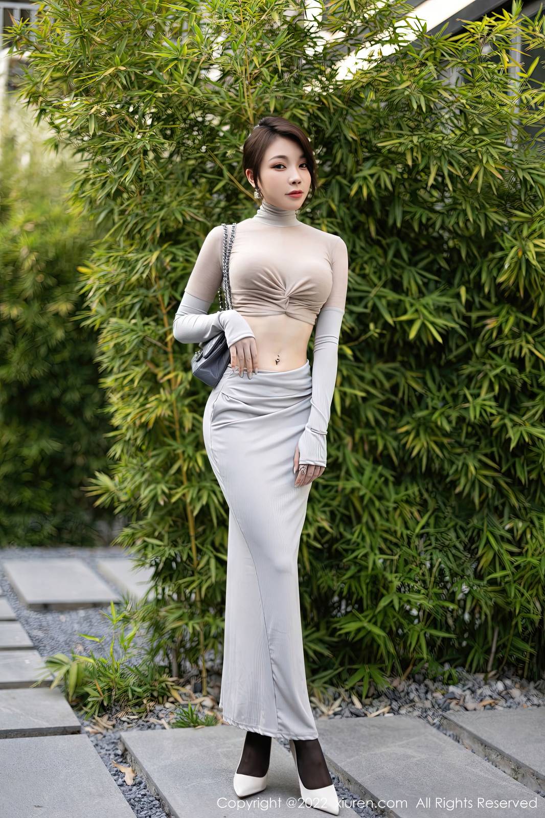 秀人网性感女神徐莉芝Booty浅色上衣搭配灰丝系列写真