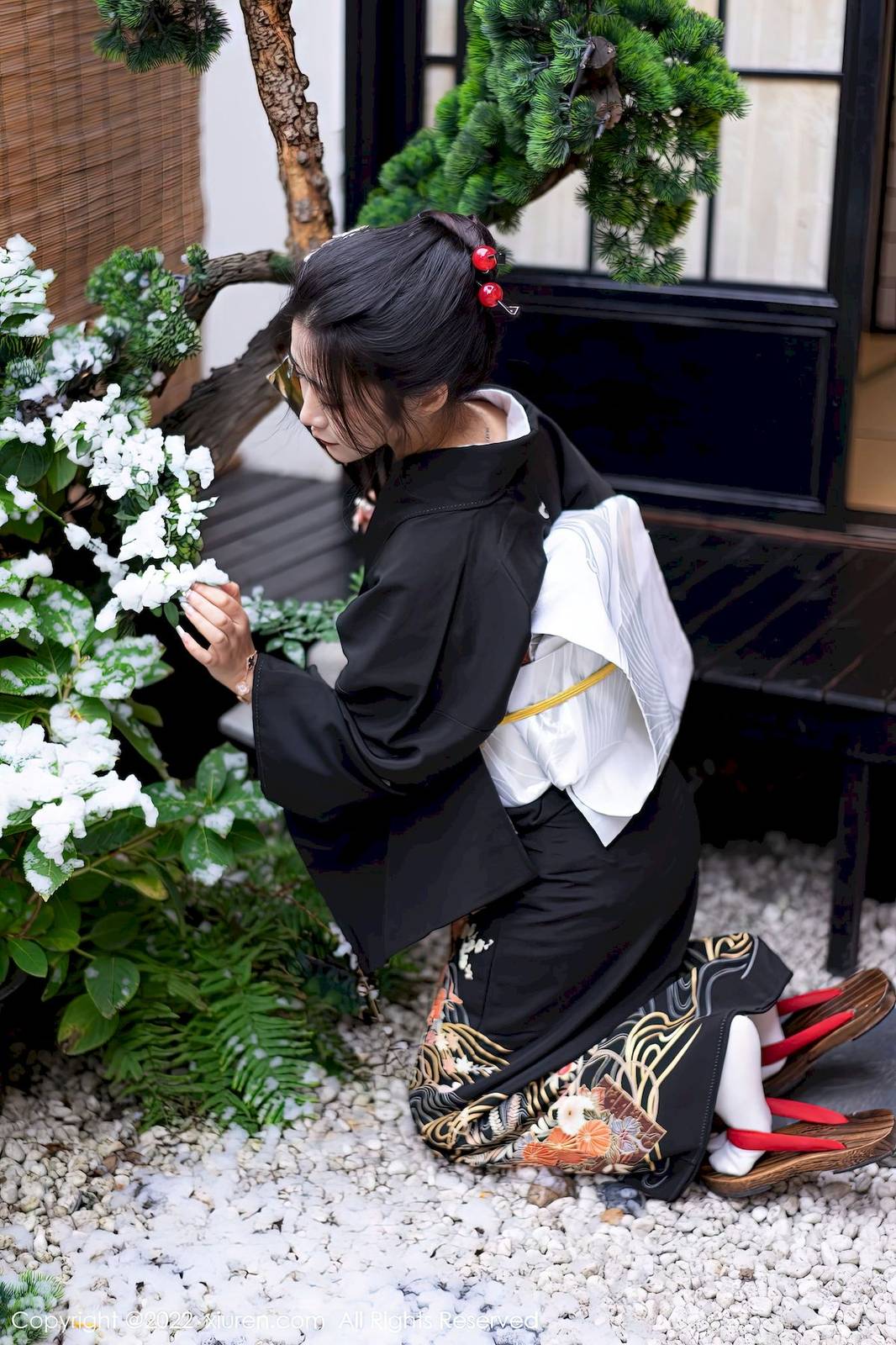 秀人网新人模特laura阿姣深色日式和服娇美姿态性感写真-4