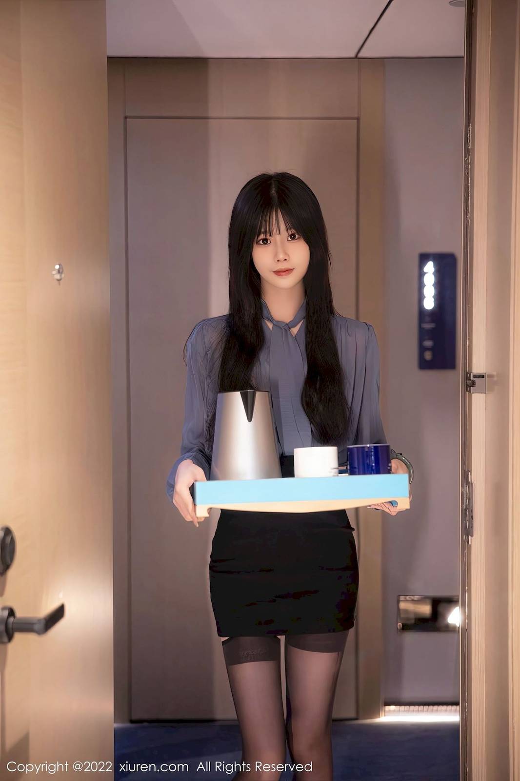 秀人网美女模特77qiqi蓝灰色上衣搭配黑色短裙性感写真