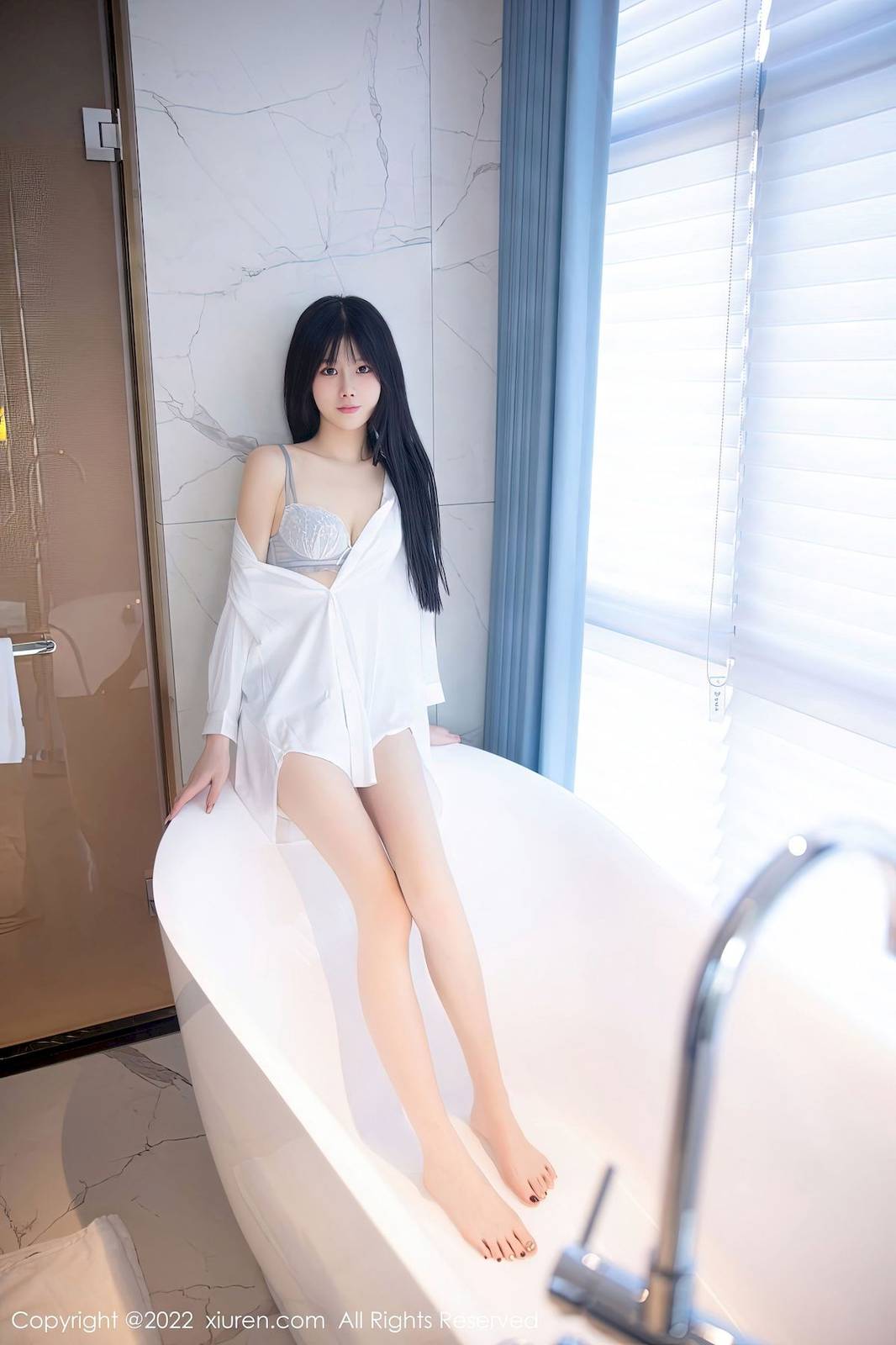 秀人网美女模特77qiqi白色上衣+浴室场景性感写真-4