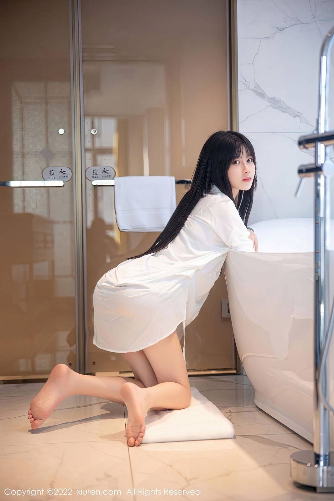 秀人网美女模特77qiqi白色上衣+浴室场景性感写真-2