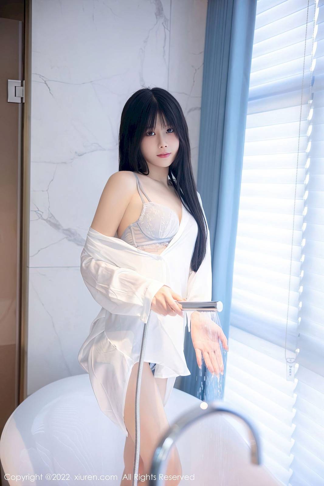 秀人网美女模特77qiqi白色上衣+浴室场景性感写真-5