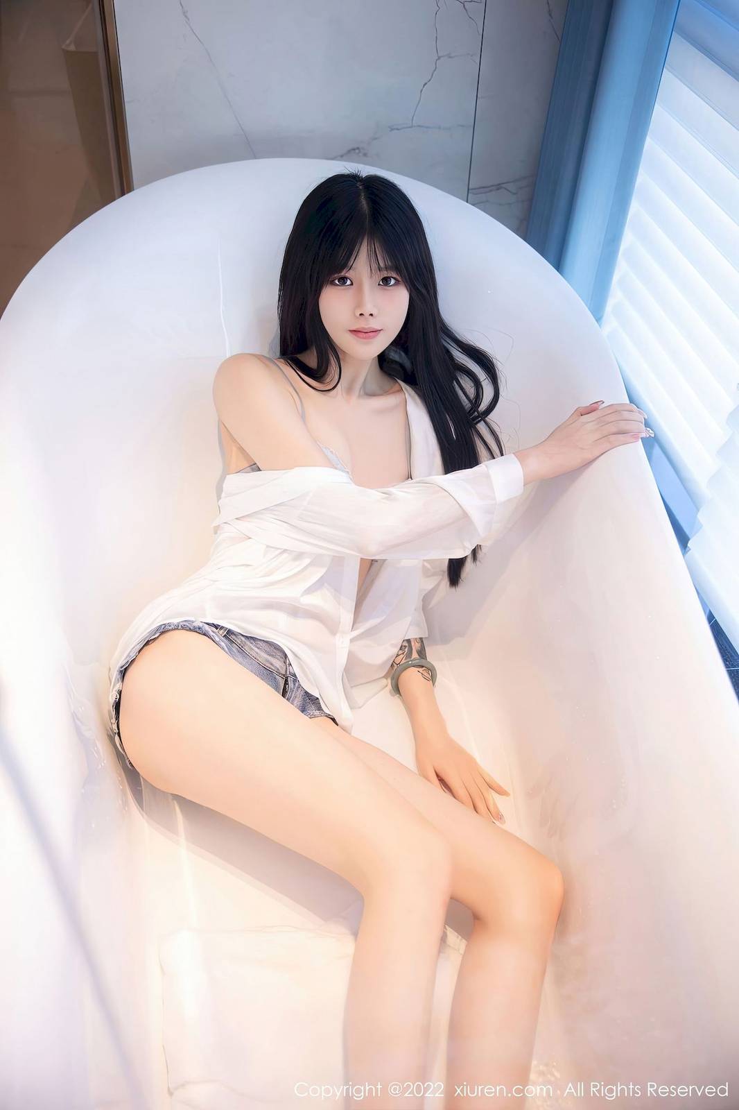 秀人网美女模特77qiqi白色上衣+浴室场景性感写真-11