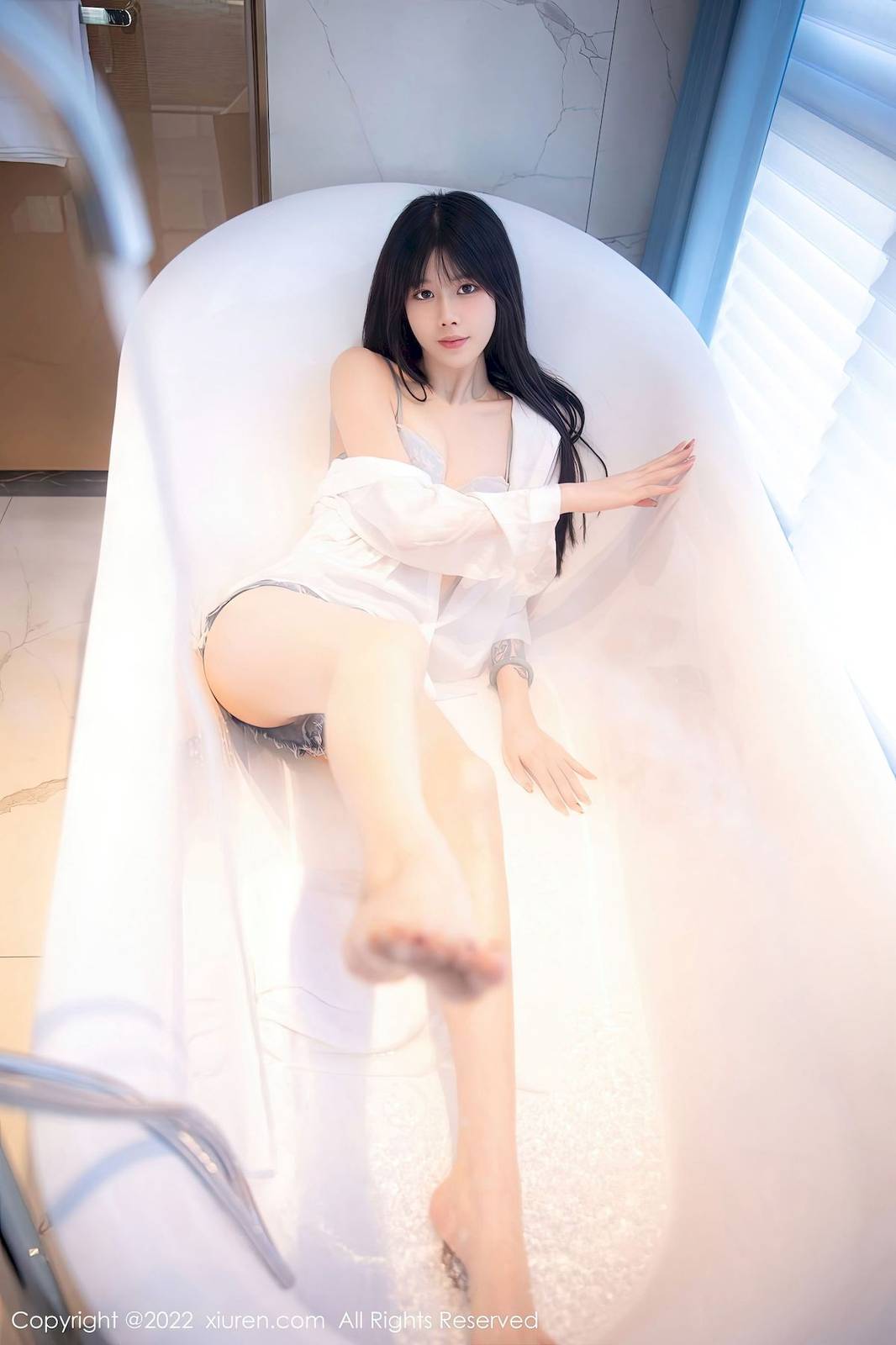 秀人网美女模特77qiqi白色上衣+浴室场景性感写真-12
