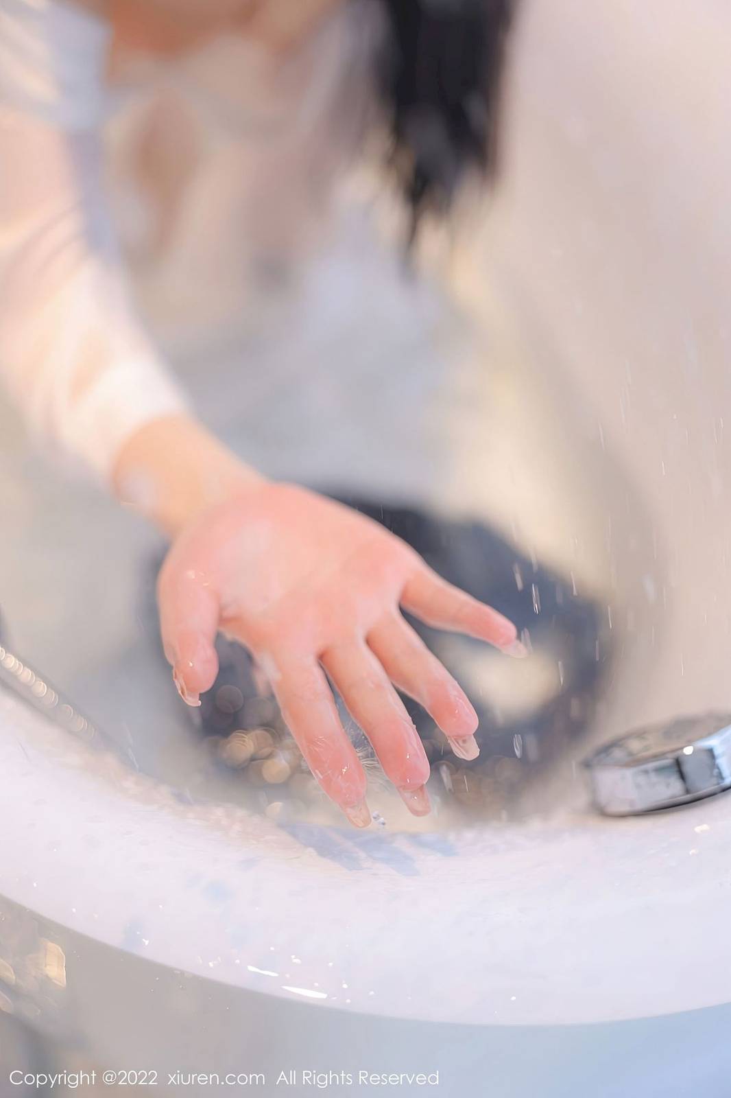 秀人网美女模特77qiqi白色上衣+浴室场景性感写真-29