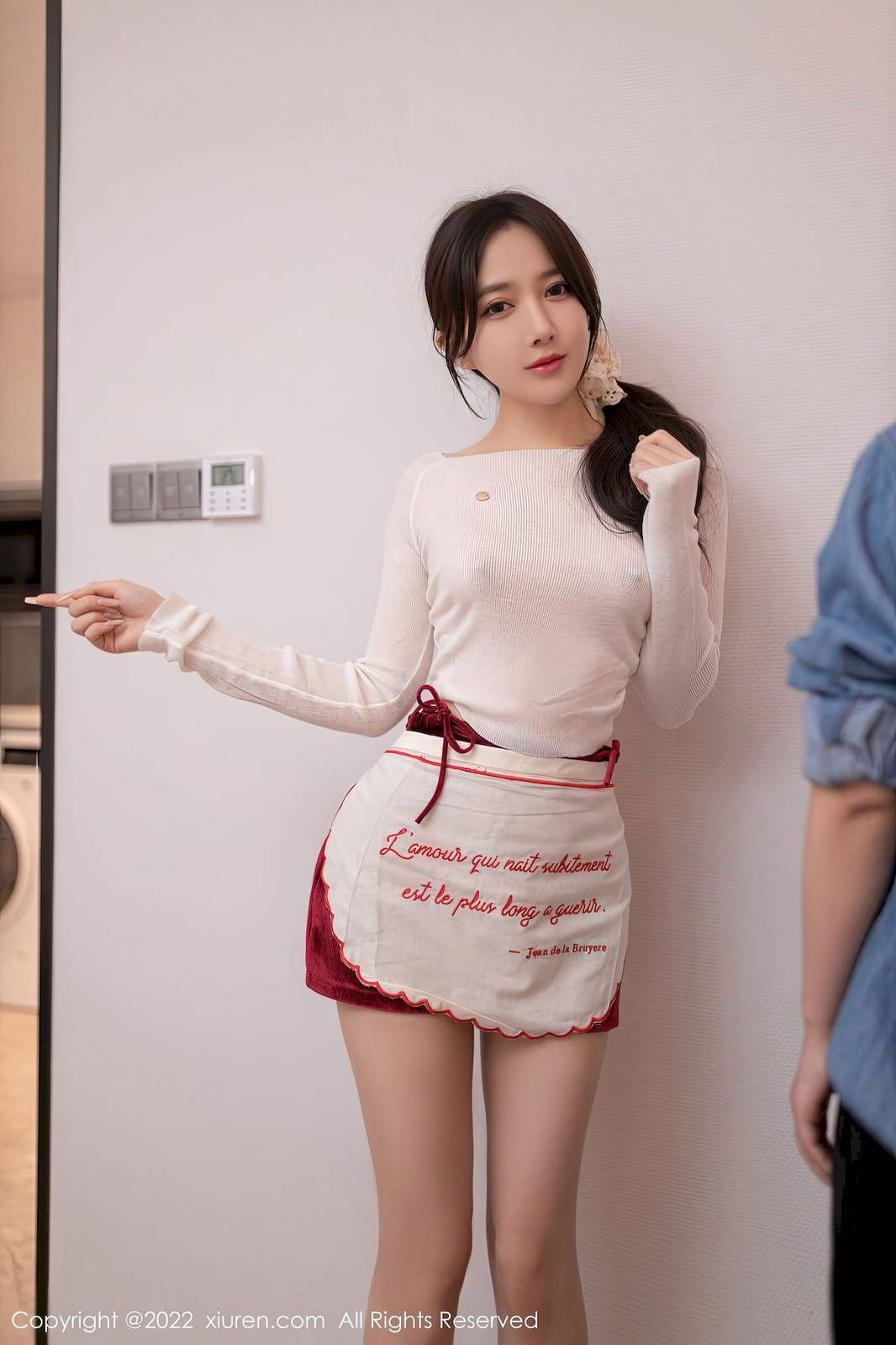 秀人网美女模特鱼子酱Fish白色轻透上衣搭配红色短裙旅拍