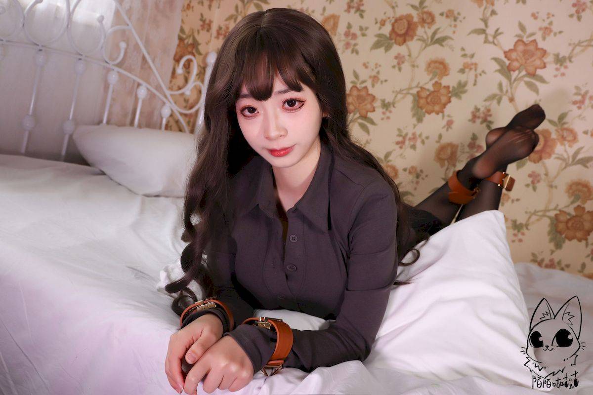 网络美女韶陌陌黑丝美腿百褶裙束缚主题性感写真-15