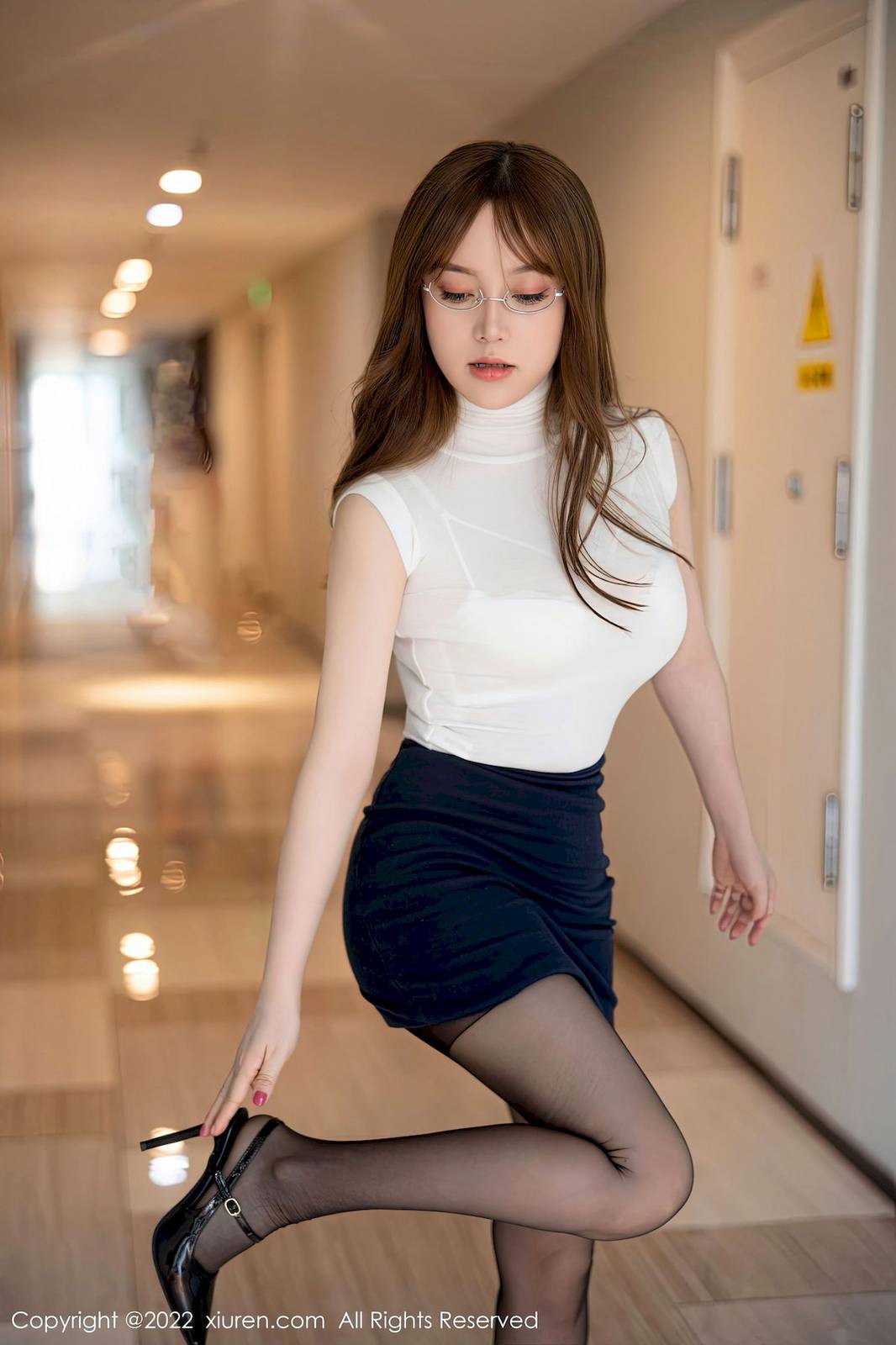 秀人网美女模特豆瓣酱白色轻透收身上衣黑色短裙性感写真-12